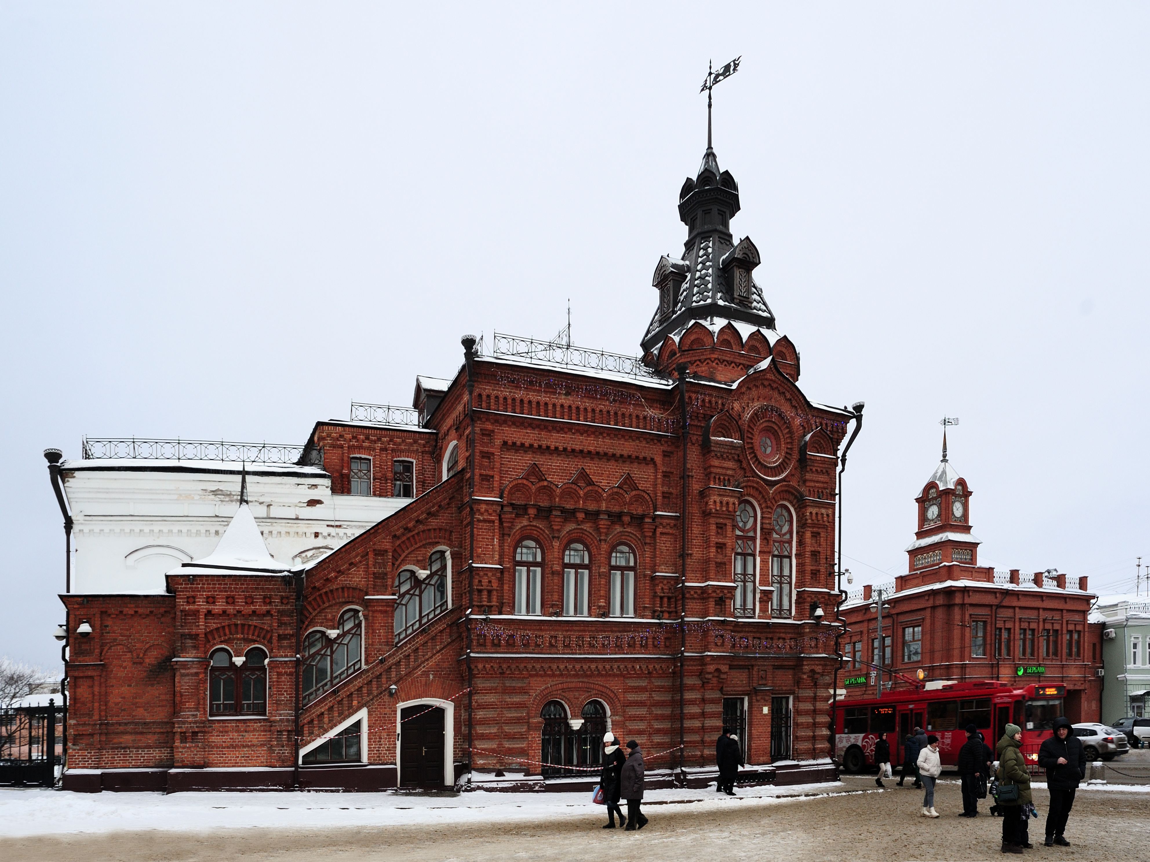 Белый камень на зелёном лугу